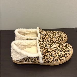 TOMS Fluffy Cheetah Print Moccasins (Size 7)